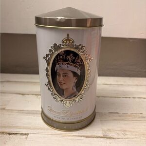 Queen Elizabeth II Commemorative Tin - White & Gold Plays music